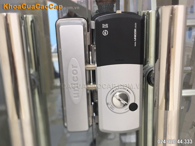 Lắp đặt khóa mã số thẻ cửa kính Unicor 325S-GL - ảnh 3
